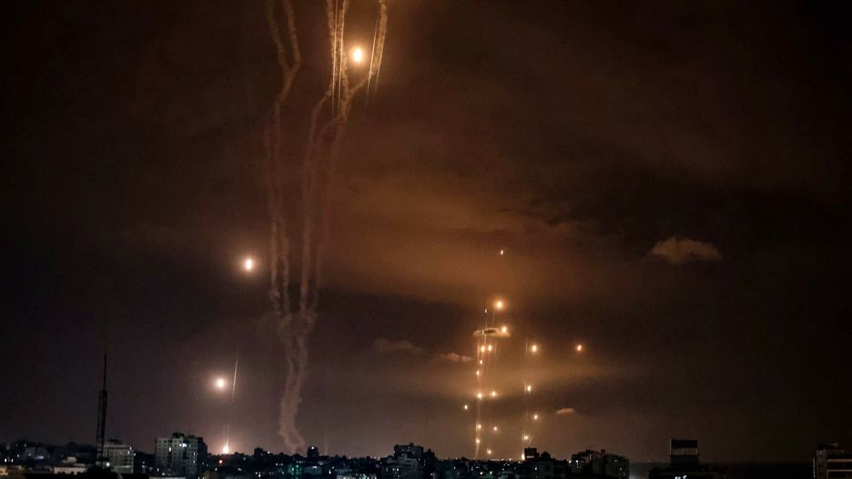 Wojna izraelsko-palesty?ska
EDITORS NOTE: Graphic content / Rockets fired by Palestinian militants from Gaza City, are intercepted by the Israeli Iron Dome defence missile system on October 7, 2023. At least 70 people were reported killed in Israel, while Gaza authorities released a death toll of 198 in the bloodiest escalation in the wider conflict since May 2021, with hundreds more wounded on both sides. (Photo by Mohammed ABED / AFP)
MOHAMMED ABED