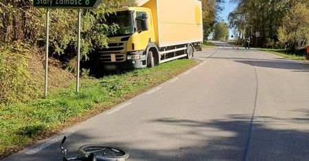 Rowerzysta wyjechał pod koła ciężarówki. Był kompletnie pijany