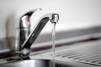 W Kaliszu zdrożała woda i ścieki. To nie ostatnie podwyżki. Wiemy, jak będą rosły ceny