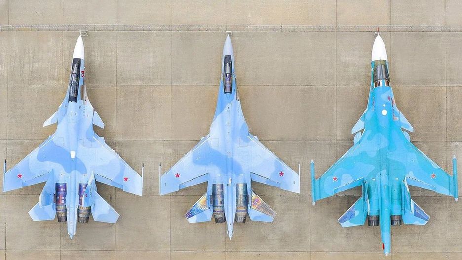 Rosyjskie myśliwce na płycie lotniska, zdjęcie poglądowe