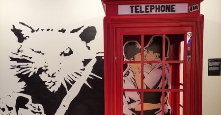 Jego obrazy sprzedają się za miliony funtów. Banksy z wystawą w Warszawie
