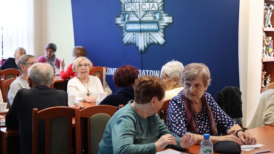 Komenda Powiatowa Policji w Szczecinku. Spotkanie z seniorami.