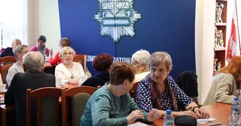 Zachodniopomorskie: Co piąty senior pada ofiarą oszustów. Policjanci uczyli, jak się przed nimi bronić