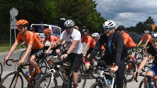 Bydgoscy rowerzyści w Toruniu po przegranym zakładzie