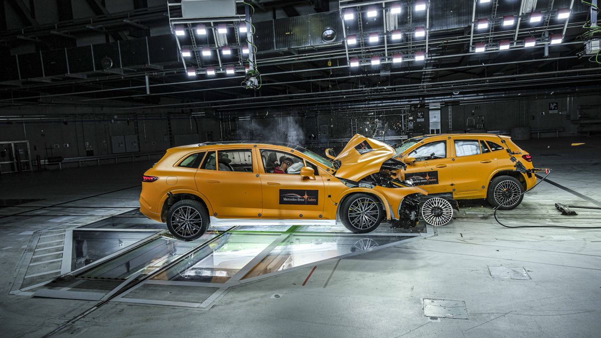 Zderzenie samochodów elektrycznych – crashtest