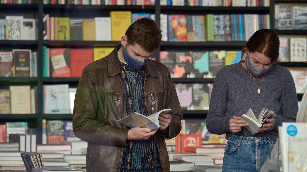 Wzrost czytelnictwa w Polsce w czasie pandemii. Długi księgarń maleją