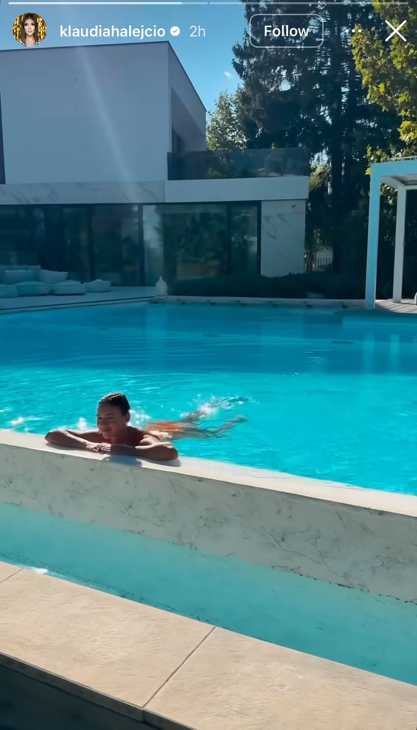 Klaudia Halejcio pluska się w basenie