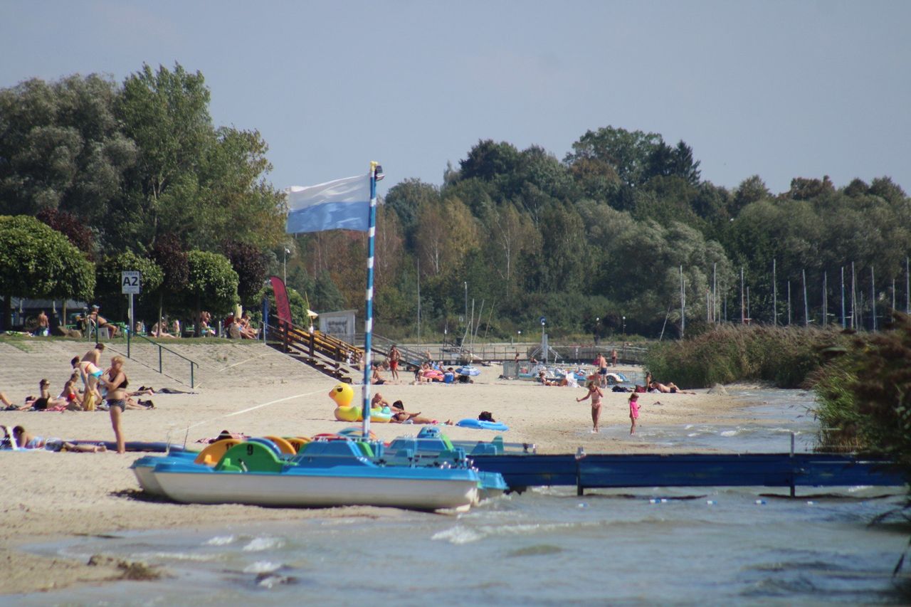 Tarnobrzeg: Wrześniowy upał nad Jeziorem Tarnobrzeskim. Perła Podkarpacia przyciąga po wakacjach przejrzystą wodą i spokojem