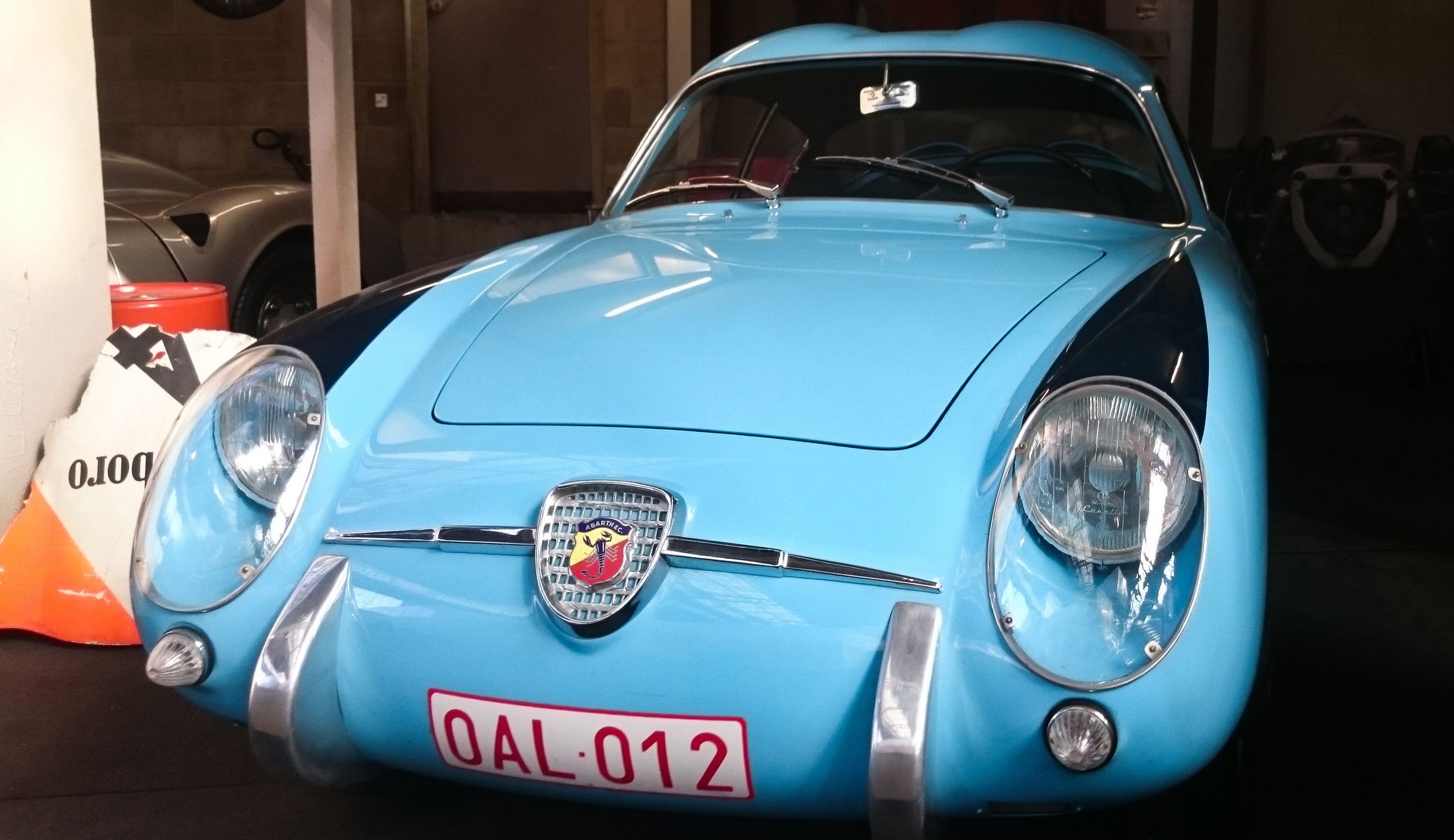 Abarth GT 750 „Double-Bubble” Zagato 1957. Niewielki, 4cyl silnik 750cc produkujący 57KM na przednie koła był w stanie rozpędzić go do 180km/h – waga 535kg! Za nim fragment Porsche 550 Spyder