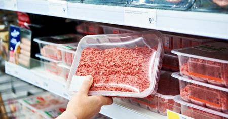 Najgorsze mięso, jakie możesz kupić. Znajdziesz w niemal każdym markecie