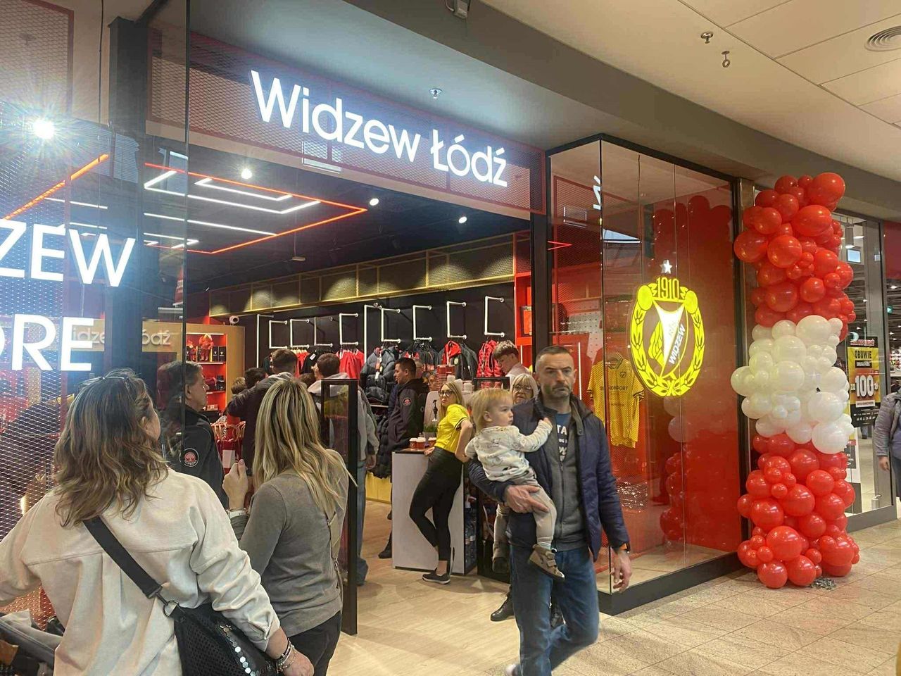 Łódź: Oficjalny sklep Widzewa już działa w Galerii Łódzkiej. Klub rozwija sieć dystrybucji i zbliża się do kibiców