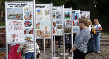 Grudziądz: Otwarto wystawę poplenerową International Urban Sketchers Week Grudziądz 2025 przy Flisaku. Mamy zdjęcia