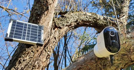 Zero kabli, zero ładowania, zero problemów – test IMILAB EC4 z panelem solarnym