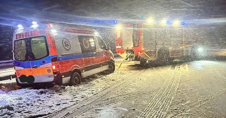 Karetki utknęły na zasypanych drogach. W środku ludzie w stanie zagrożenia życia