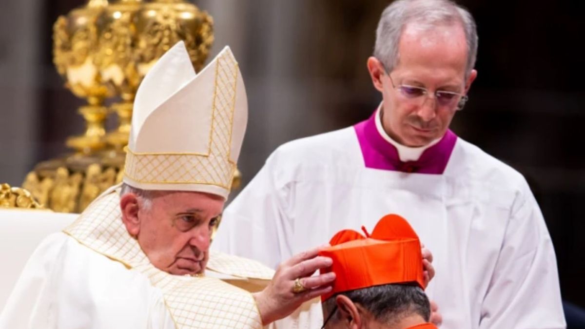 Tajemnicze ślady na brodzie Papieża Franciszka