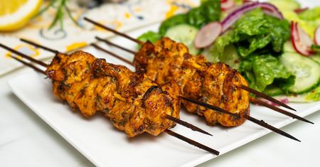 Szaszłyki z kurczaka często robię w piekarniku. Smakują tak dobrze jak grillowane