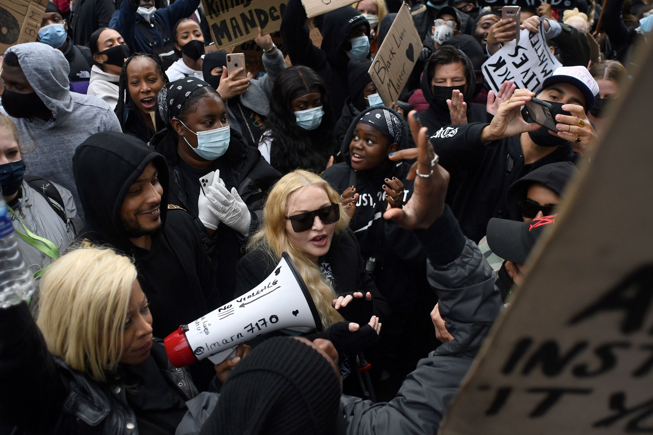 Madonna o kulach na marszu Black Lives Matter