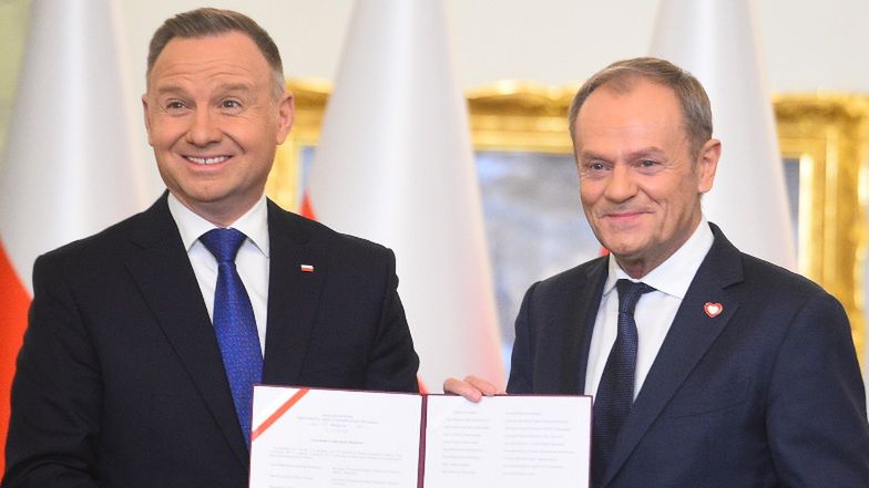 Ekspert od mowy ciała opisuje zachowanie Andrzeja Dudy i Donalda Tuska podczas zaprzysiężenia rządu