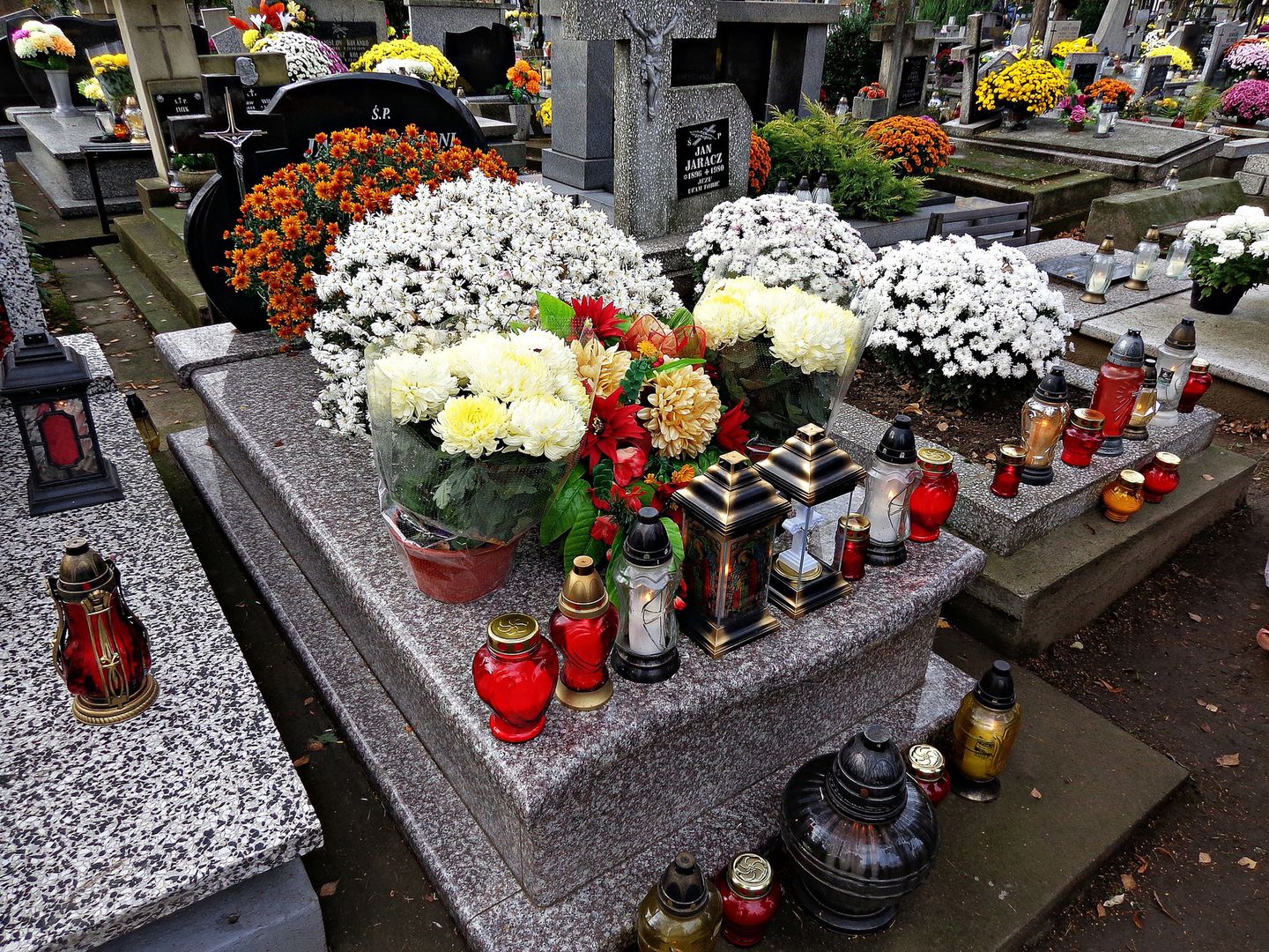 1 listopada. Czy rekordy zakażeń zniechęciły Polaków do odwiedzenia cmentarzy? [BADANIE]
