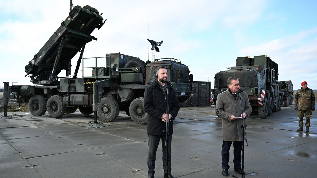 Jasionka, 23.01.2025. Wicepremier, minister obrony narodowej Władysław Kosiniak-Kamysz (L) i minister obrony Niemiec Boris Pistorius (2L) podczas konferencji prasowej w Jasionce, 23 bm. Przyjazd Pistoriusa związany jest z rozmieszczeniem na lotnisku pod Rzeszowem - stanowiącym logistyczny hub pomocy wojskowej dla Ukrainy - niemieckich systemów antyrakietowych Patriot, które jeszcze w styczniu mają rozpocząć pracę. (ad) PAP/Darek Delmanowicz
