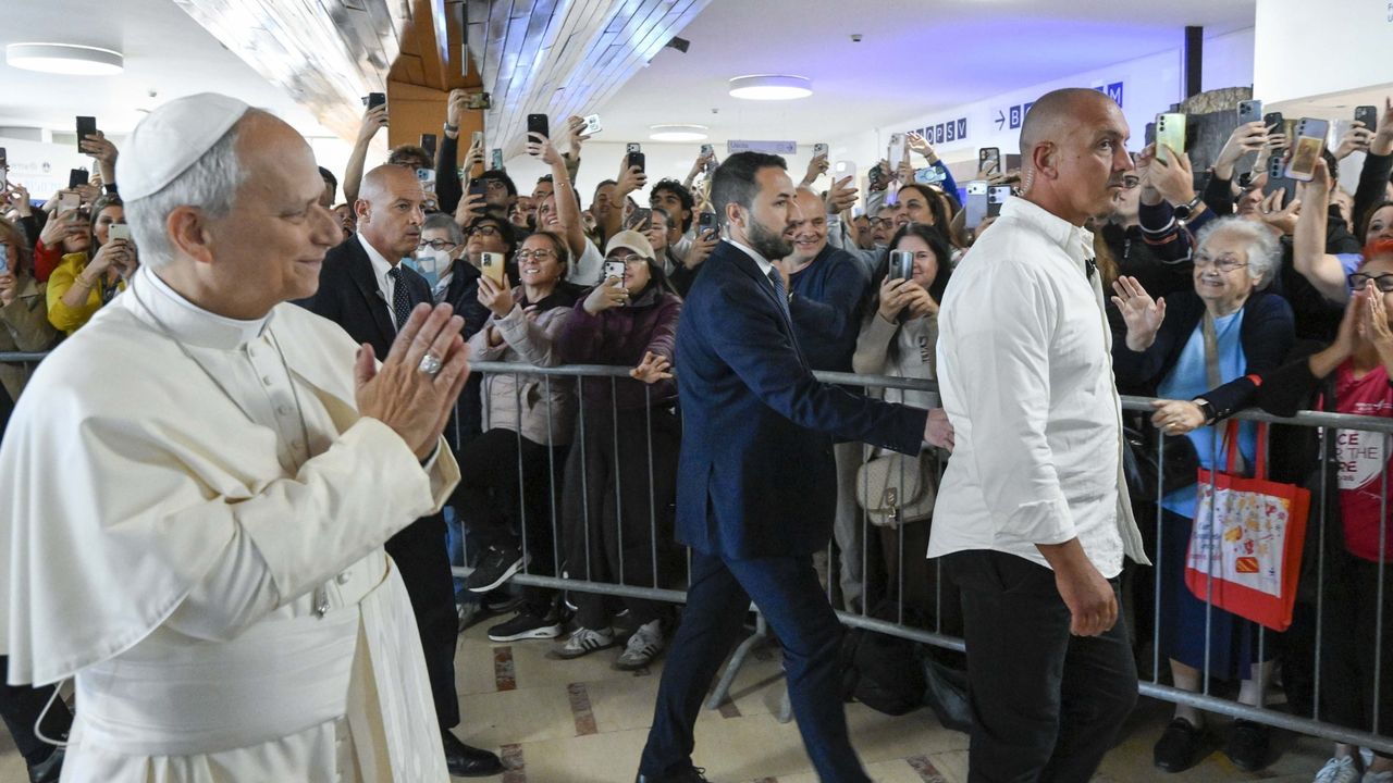 Papież przyjechał do szpitala na operację. Tak przywitali go wierni