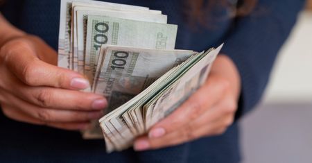 Paradoks polskich zarobków. 30 tysięcy najlepiej zarabiających etatowców zniknęło w ciągu roku