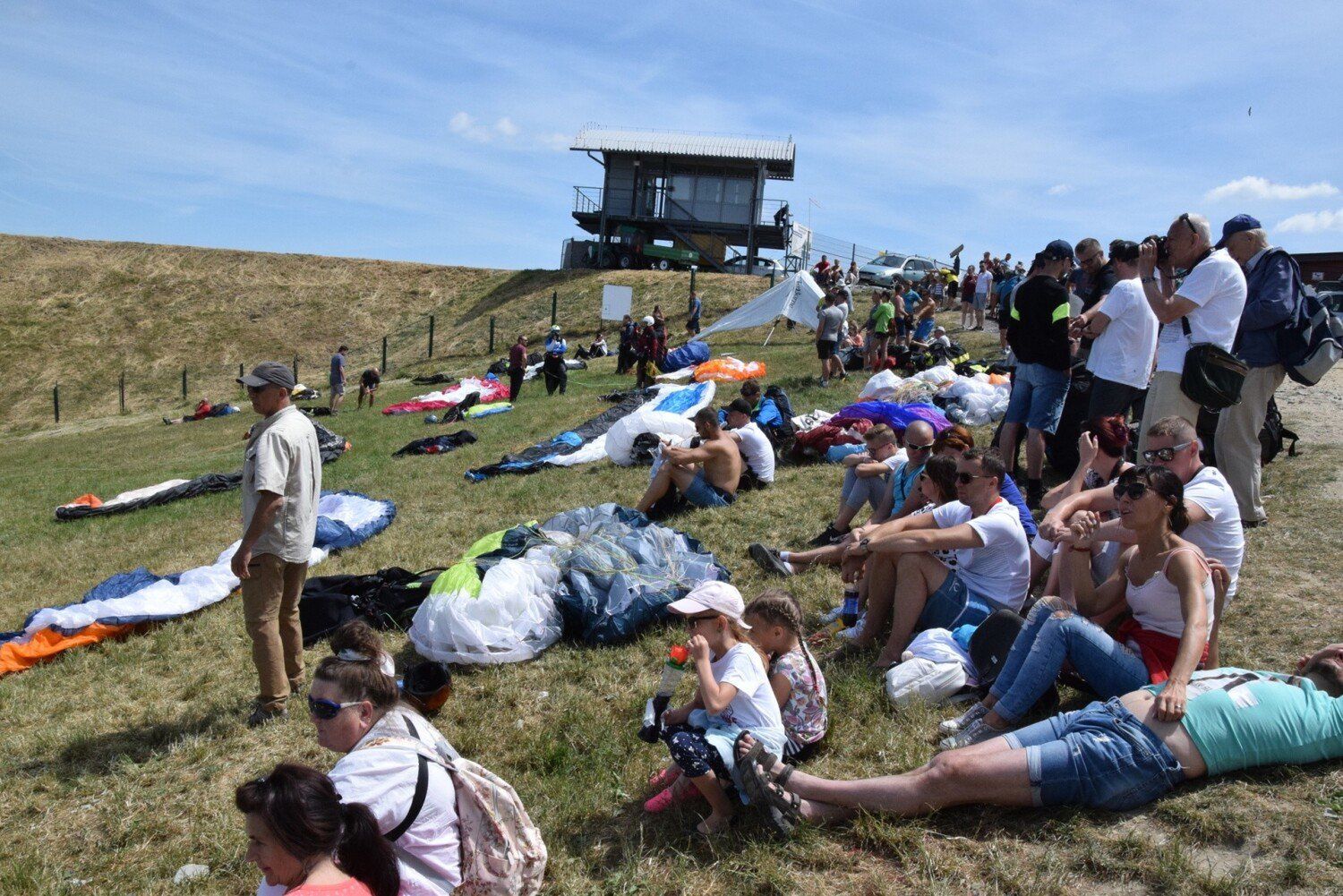 GÓRA ŻAR, Międzybrodzie Żywieckie. To nie tylko raj dla paralotniarzy, ale przede wszystkim doskonałe miejsce do napawania się pięknymi widokami. Można zwiedzić elektrownię szczytowo-pompową. Jest park linowy, trasy downhillowe.