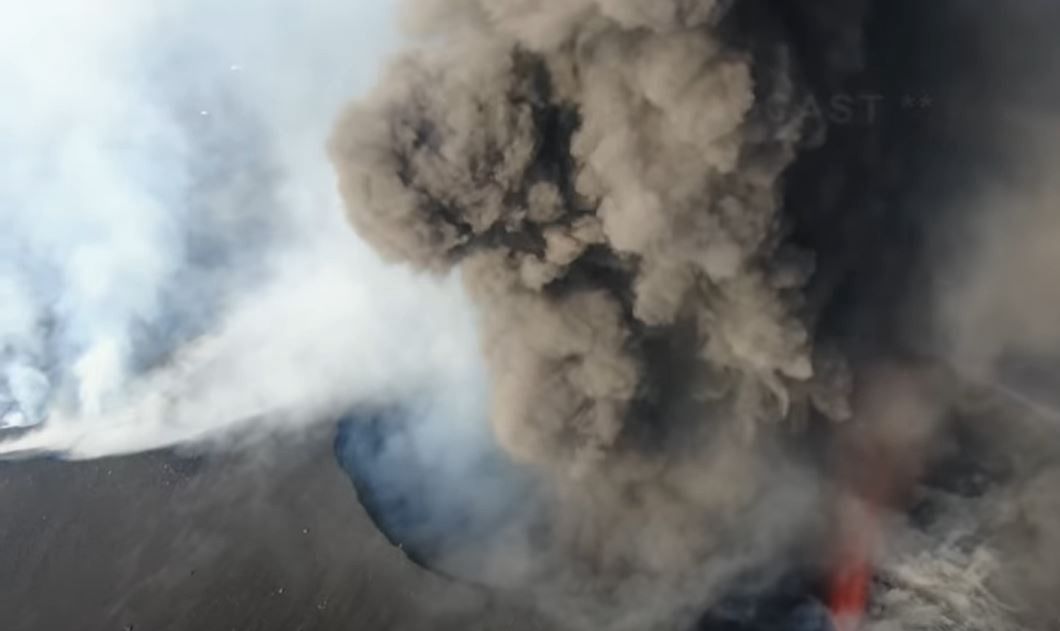 Dron przeleciał tuż nad kraterem. Zrobił spektakularne ujęcia [WIDEO]