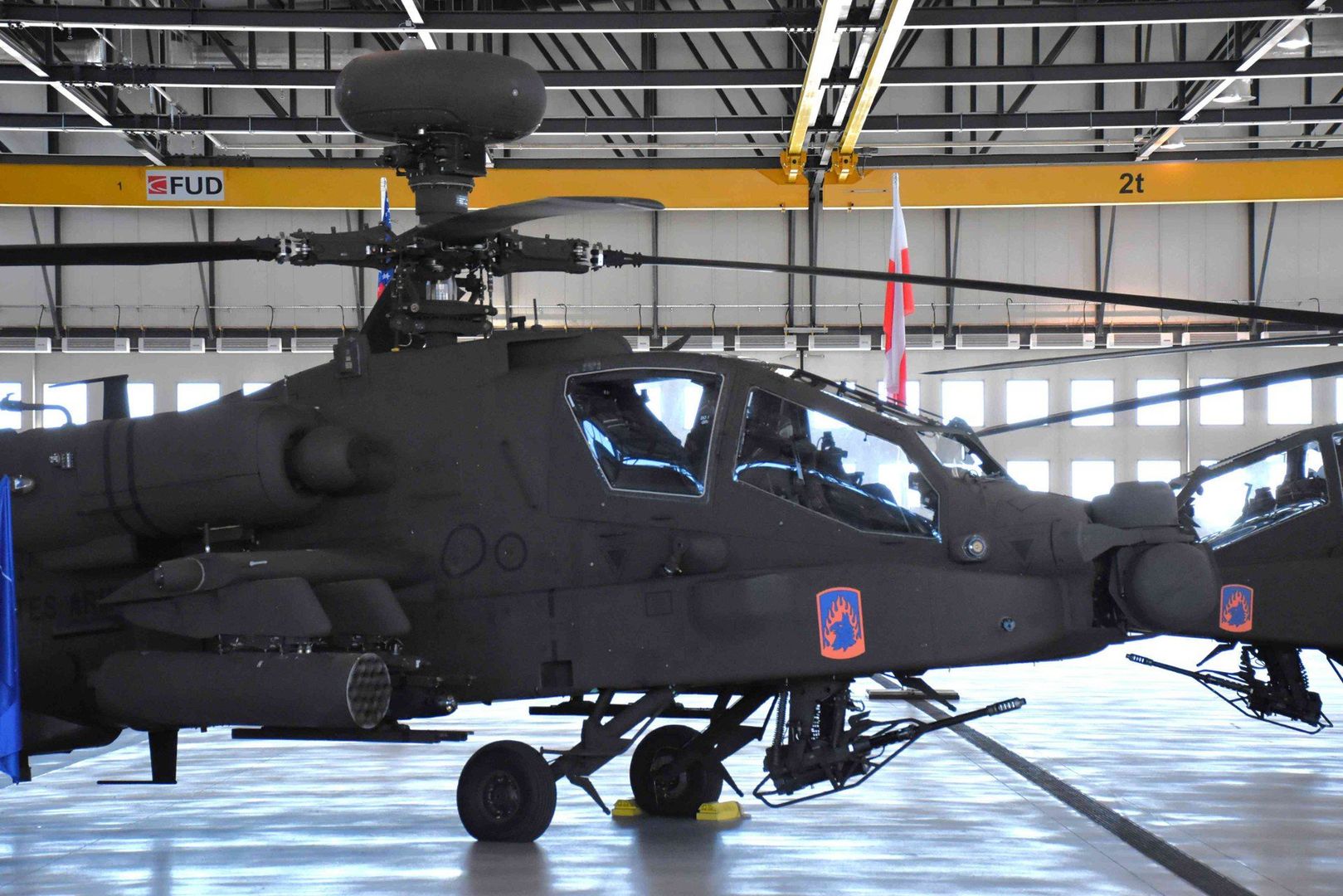 Pierwsze z ośmiu wyleasingowanych od USA śmigłowców szturmowych AH-64D Apache trafiły do polskich żołnierzy w bazie w Latkowie pod Inowrocławiem.