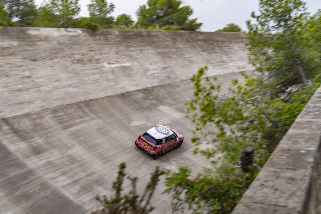 Mini JCW E w kamuflażu
