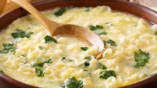 Taka zupa to smak dzieciństwa każdego millenialsa. Każdy się uśmiechał, gdy babcia robiła ją w kuchni