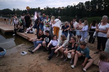 Wianki na plaży nad Jeziorem Łoniewskim w Osiecznej: tłumy przyjechały z całego regionu