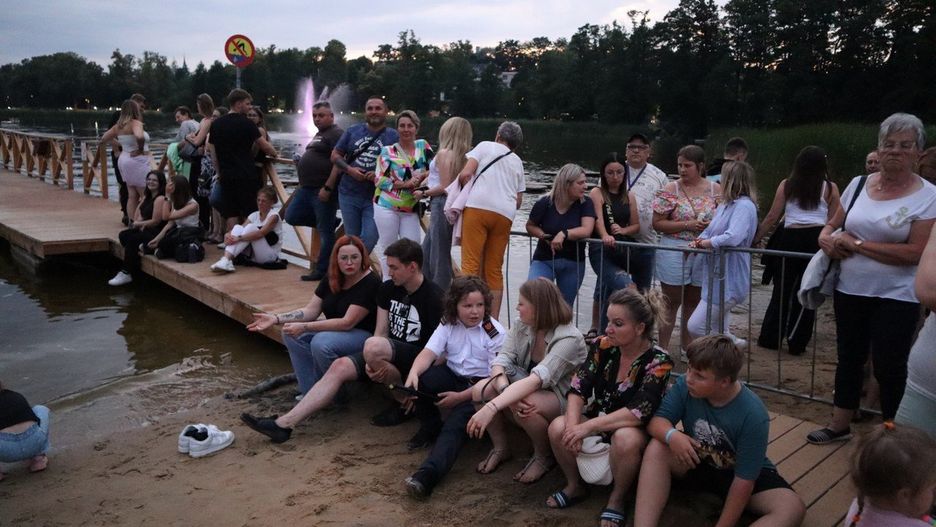 Na wianki do Osiecznej przyjechały tłumy. Plaża główna nad jeziorem Łoniewskim pękała w szwach