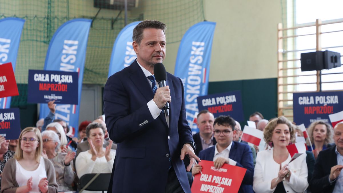 Ostrów Mazowiecka, 06.04.2025. Wybory Prezydenta RP 2025 - kampania. Kandydat KO w zbliżających się wyborach na fotel prezydenta RP, prezydent Warszawy Rafał Trzaskowski przemawia podczas swojego spotkania wyborczego z mieszkańcami w Ostrowi Mazowieckiej, 6 bm. (aldg) PAP/Artur Reszko