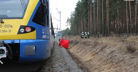 Śląskie. Tragedia na torach w Myszkowie. Pociąg śmiertelnie potrącił kobietę