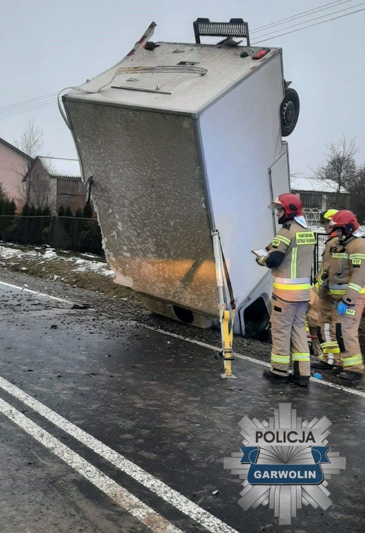 Nietypowy wypadek pod Garwolinem: auto stanęło w pionie