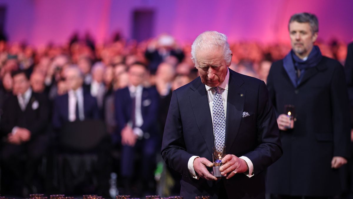 Brzezinka, 27.01.2025. Król Wielkiej Brytanii Karol III (C) zapala znicze podczas głównych obchodów przed historyczną bramą byłego KL Auschwitz II-Birkenau w Brzezince, w dniu 80. rocznicy wyzwolenia niemieckiego nazistowskiego obozu koncentracyjnego i zagłady Auschwitz-Birkenau, 27 bm. 27 stycznia obchodzony jest jako Międzynarodowy Dzień Pamięci o Ofiarach Holokaustu. Tego dnia 80 lat temu Armia Czerwona wyzwoliła obóz Auschwitz. (sko) PAP/Łukasz Gągulski