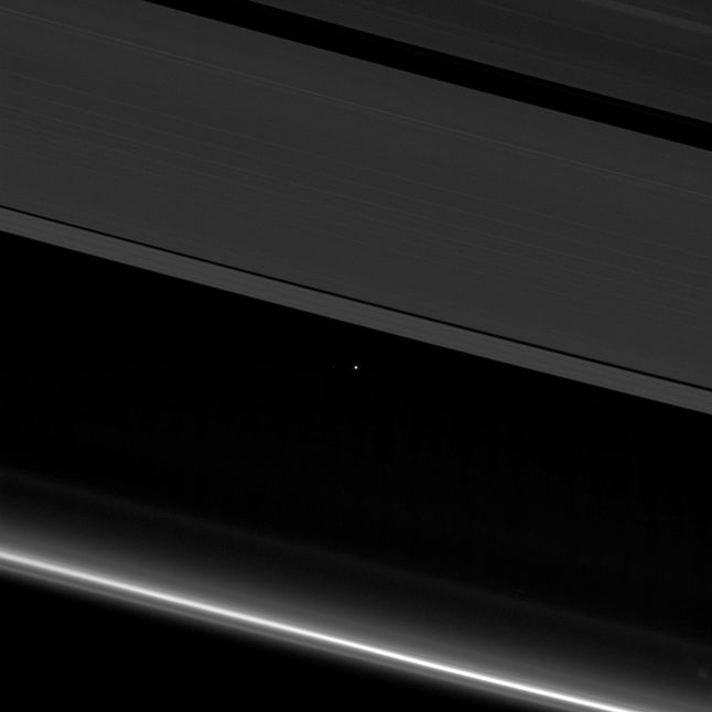 Ziemia między pierścieniami Saturna.