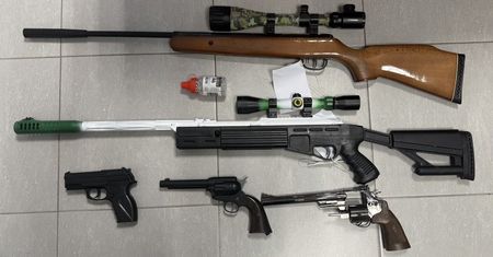 Nocna seria strzałów z balkonu. Tłumaczył policjantom, że chciał uciszyć ulicę dla swoich dzieci