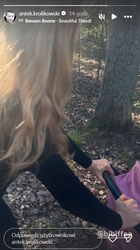 Antek Królikowski na spacerze z rodziną