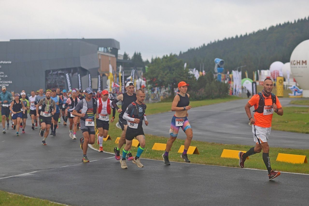 Szklarska Poręba: Ultramarton startował w deszczu, półmaraton w promieniach słońca. Kobieta zwyciężyła na najdłuższym dystansie