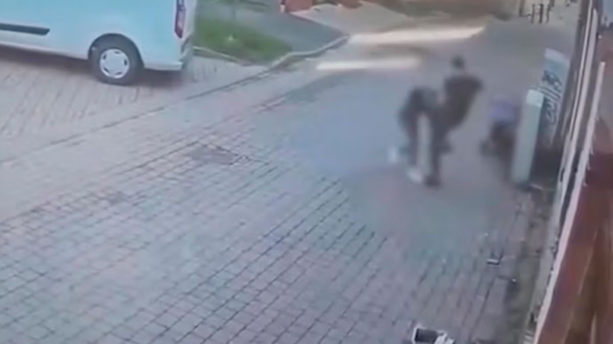 Zaatakował partnerkę w biały dzień.