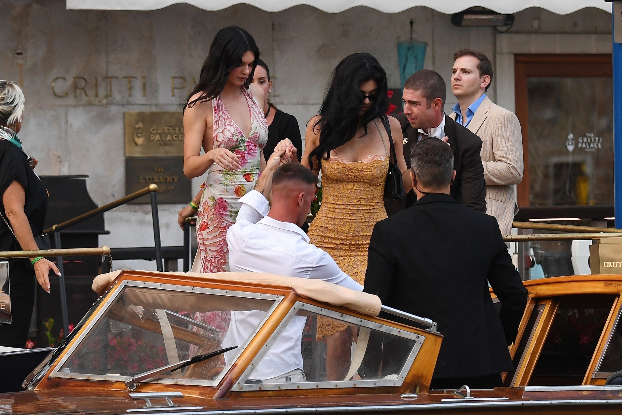 Kardashianki na kolacji przedślubnej Bezosa i Lauren Sanchez