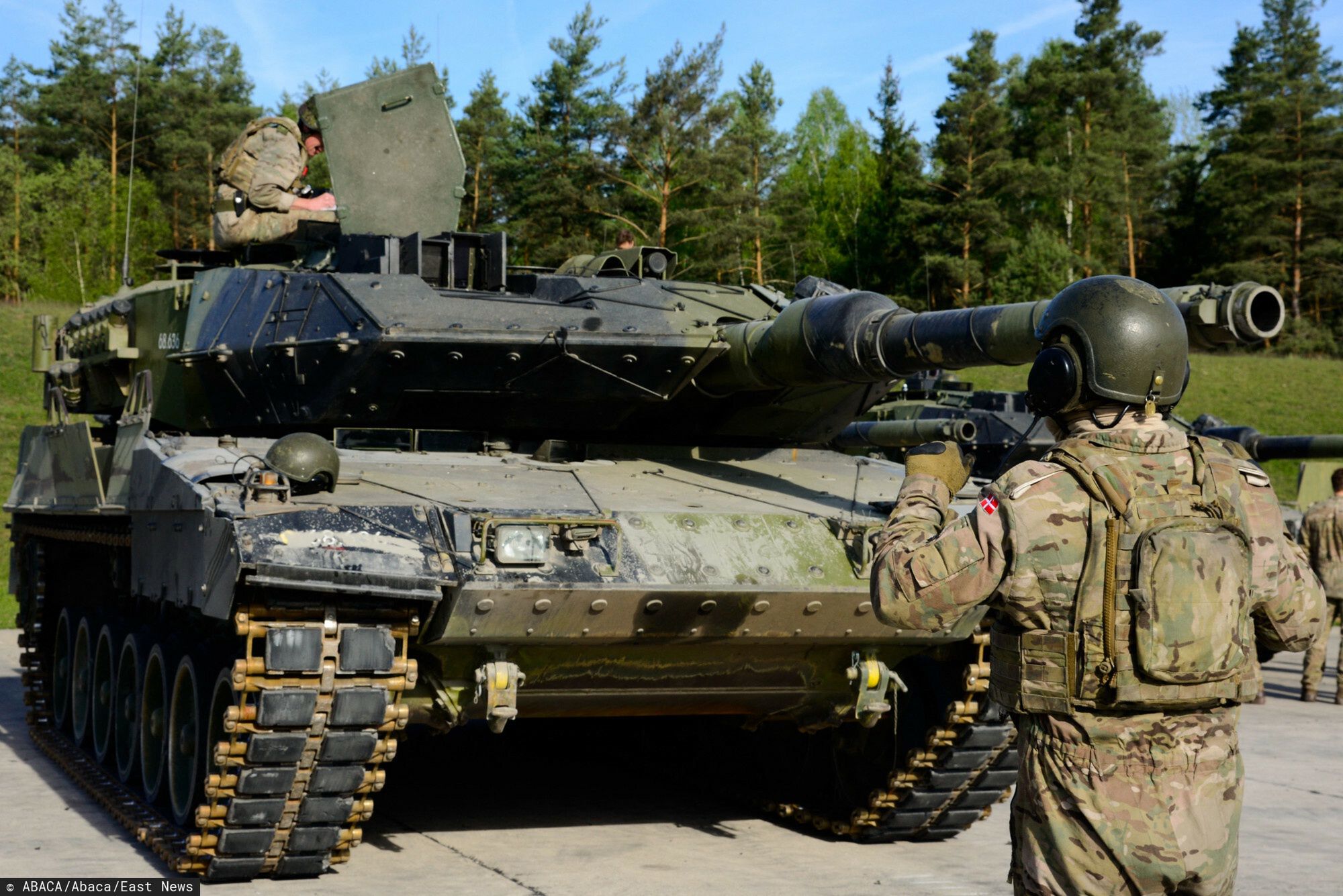 Duński żołnierz prowadzi czołg Leopard 2