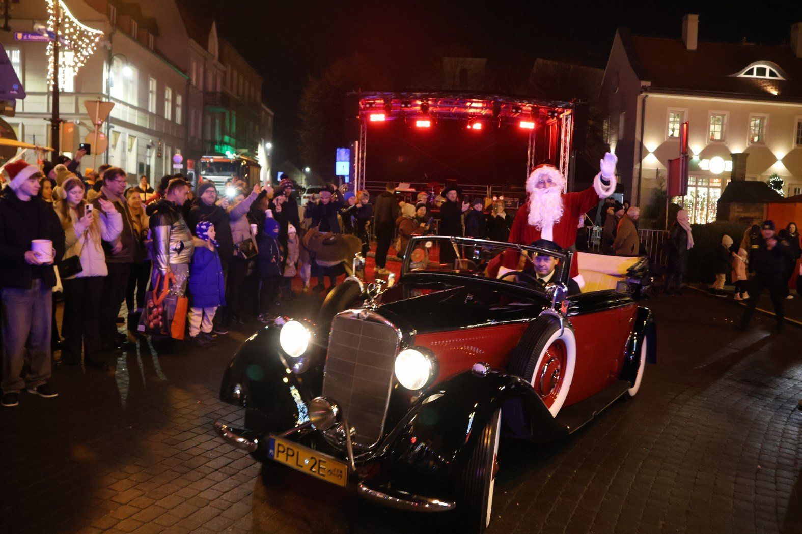 W piątek, 5 grudnia 2025, miasto rozbłysło tysiącami światełek za sprawą wydarzenia &#34;Pleszew wita Boże Narodzenie&#34;. Pleszew po raz kolejny wygląd jak wyjęty ze świątecznej bajki!