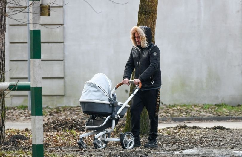 Michał Wiśniewski spaceruje z Falco Amadeusem