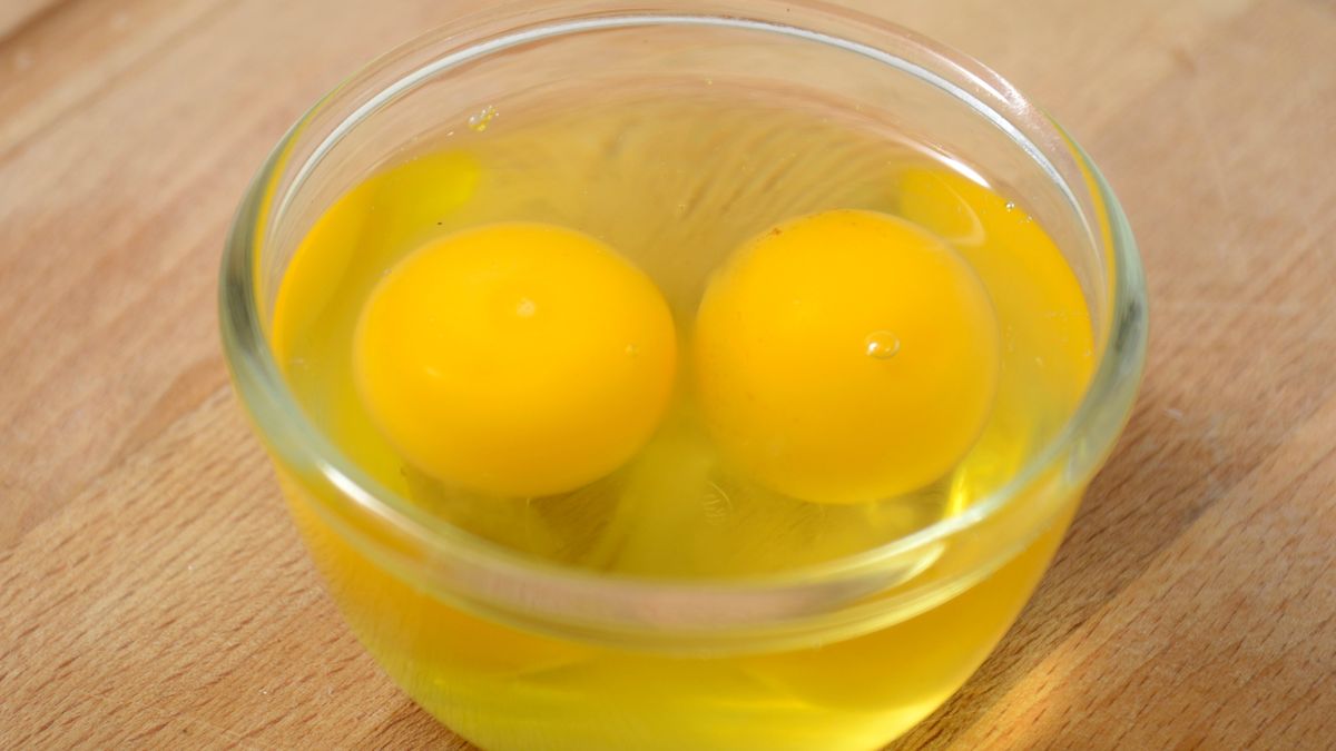 Zanim dodamy jajka do ciasta wcześniej warto wbić je do szklanki