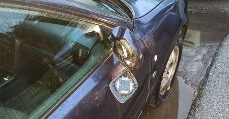 Chodził ulicą i niszczył samochody. Tysiące złotych strat