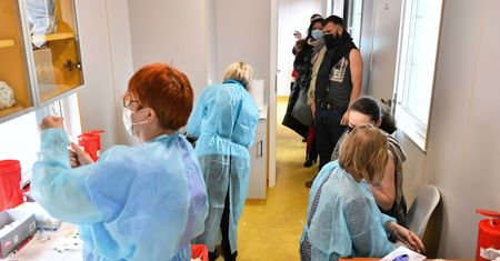 Sondaż. Polacy oceniają działania UE ws. pandemii