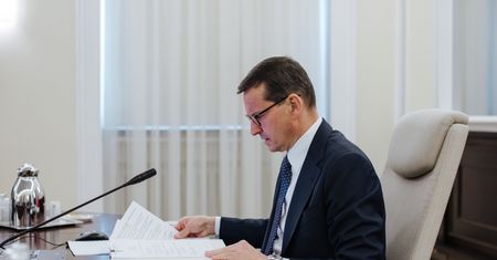 Rząd szykuje trik z długiem Polski? Ekonomiści przejrzeli plan premiera